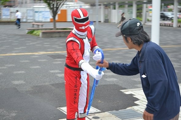 Siêu nhân đỏ xuất hiện ở tỉnh Fukui và…phát dù cho người đi bộ